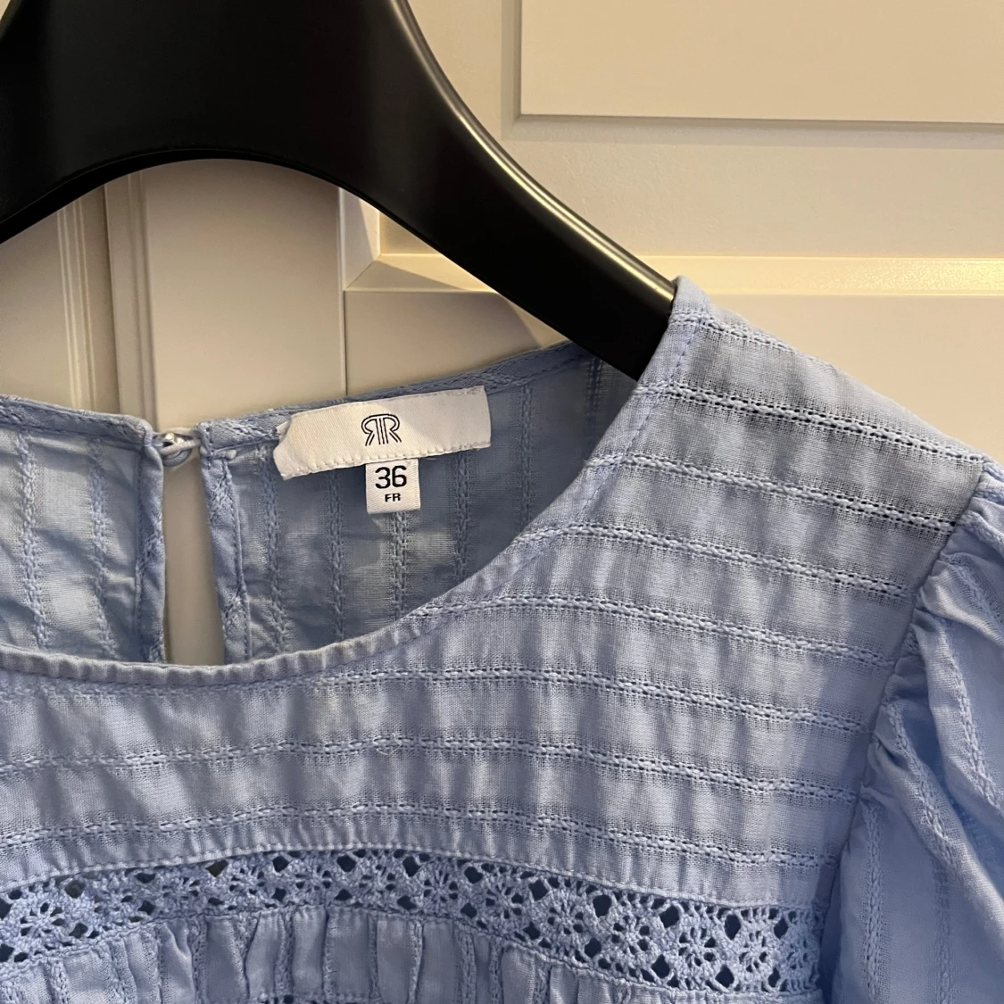 Ljusblå blus med spetsdetaljer - 1