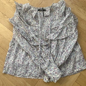 Isabel marant inspirerad blus från bik bok - Säljer en jätte söt långärmad blus med blom tryck från bik bok som är ”Isabel marant” inspirerad! Blusen är perfekt för våren och sommaren. Har fått många komplimanger med denna blusen💐Jag har bara använt blusen 1 gång. Priset kan diskuteras💞 