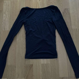 Mörkblå backless top - Snygg mörkblå långärmad topp med en tight passform. Öppen rygg och skönt material (gina tricot soft touch) passar med i princip allt