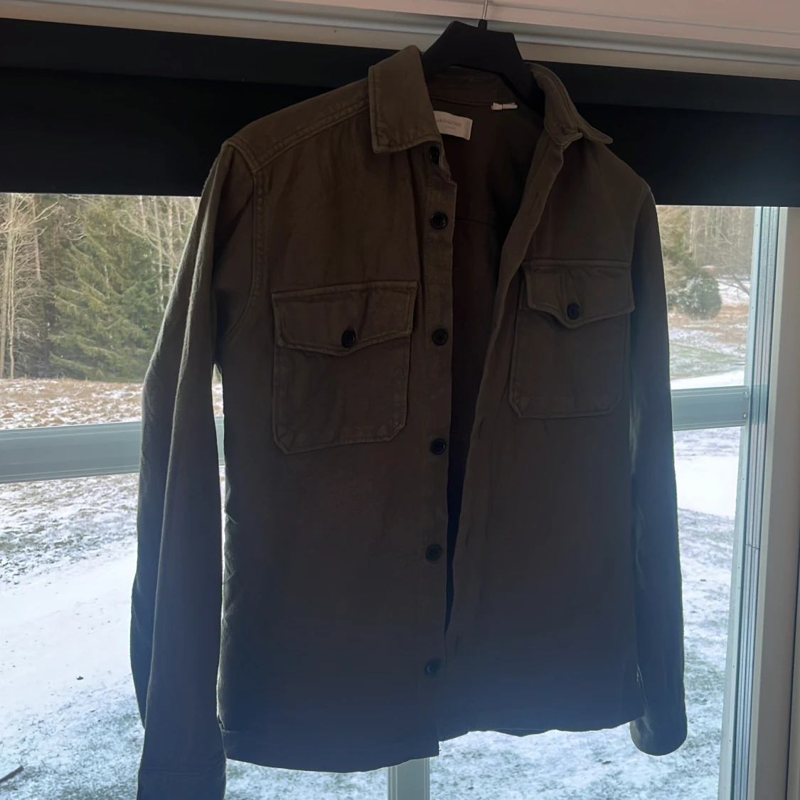 Olivgrön overshirt från Jack & Jones