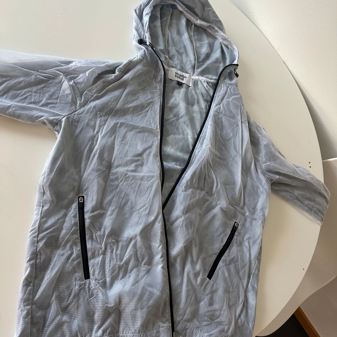 Grå vindjacka med huva