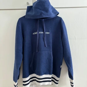 Aimé Leon Dore hoodie - Säljer en snygg blå hoodie från Aimé Leon Dore.  Storlek XS, nyskick, nypris runt 3k, kom privat för fler bilder eller frågor!