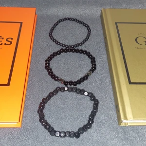 Svart Armband Set - Tre stilrena svarta armband med pärlor. 