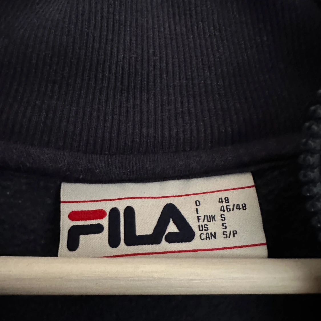 Mörkblå tröja med dragkedja från FILA - 2