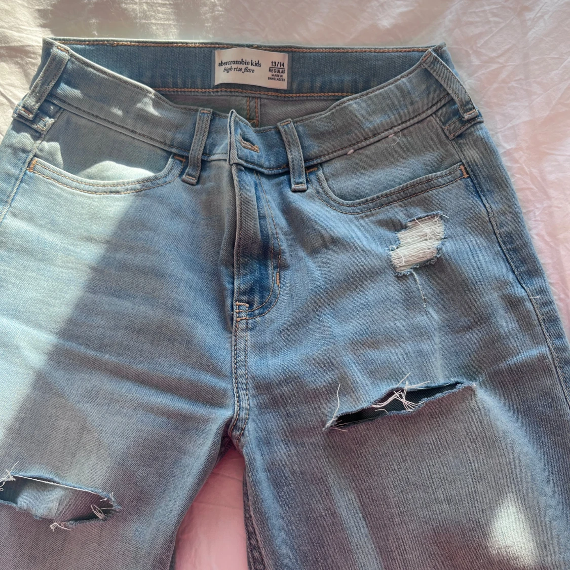 Ljusa jeans med slitningar - 1