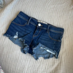 Jeansshorts  - Sjukt snygga Lågmidjade jeansshorts från hollister.  Midjemått=35,5cm. Det är stretchingt material och passar nog större storlek också. 