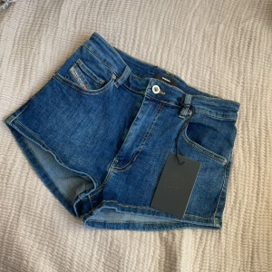 Jeans shorts - Jeans shorts från diesel. Midjemått =34