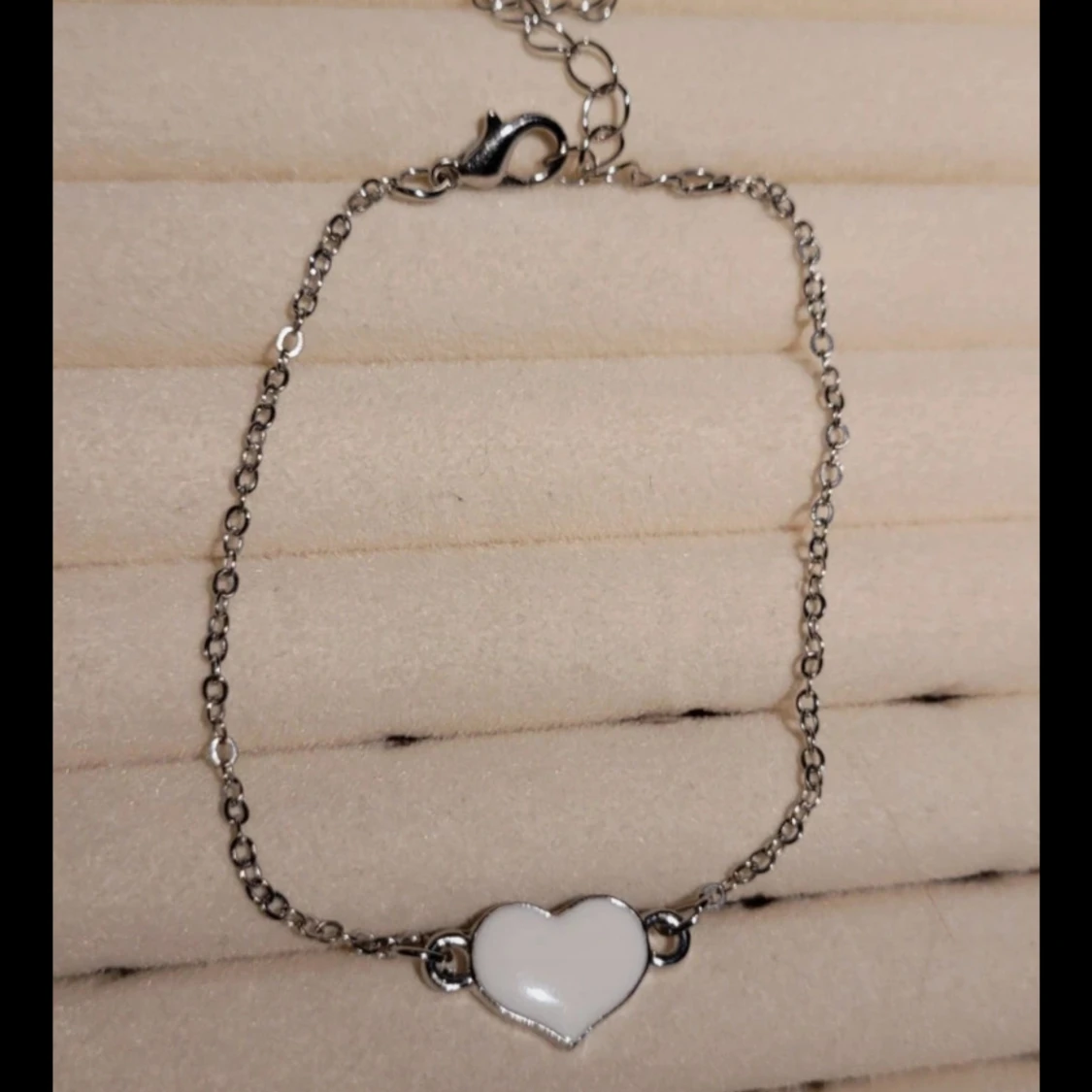 Silverfärgat armband med hjärta