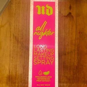Urban Decay All Nighter Setting Spray - Säljer en Urban Decay All Nighter Long Lasting Makeup Setting Spray med hyaluronic acid och vattenmelonextrakt. Perfekt för att hålla sminket på plats hela dagen. Kostar 435 kronor i butik men säljer min för 350 kronor, har paketet kvar och produkten är  endast testad då jag fick två.