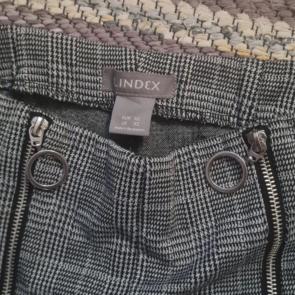 Rutiga byxor från Lindex - 3