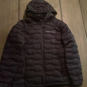 Mörkblå Peak Performance jacka - Säljer nu min vårjacka som har använts sparsamt, den är storlek S men kan även passa M. Jackan är köpt från peak performance egna butik i Täby. Hör av er vid frågor så kan vi lösa en affär!