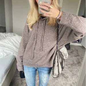 Stickad hoodie från Lindex - Den är super fin och köptes för 350kr. Den är i storlek S💓🥰