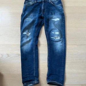 Nudie jeans - Säljer dessa feta nudie jeans med slitningar. Dem i är stolek 30/28. Jeansen är i ett bra skick på grund av att de används sparsamt. Skriv vid minsta fundering eller fråga. 