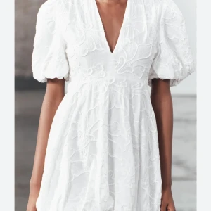 Vit Zara klänning med puffärmar - Säljer en jätte söt och trendig vit klänning med puffiga kortärmar från Zara. Den har en liten liten smink fläck på bröstet, men inget man tänker på och annars i suuuperbra skick. Storlek S men passar Xs. Så snygg och perfekt för studenten och sommaren!💓💓