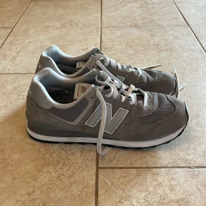 Grå sneakers från New Balance - Gråa 574 från New Balance. Möts helst upp i Stockholm och pris går att diskutera. Står att de är 46,5 men passar typ 45/44,5