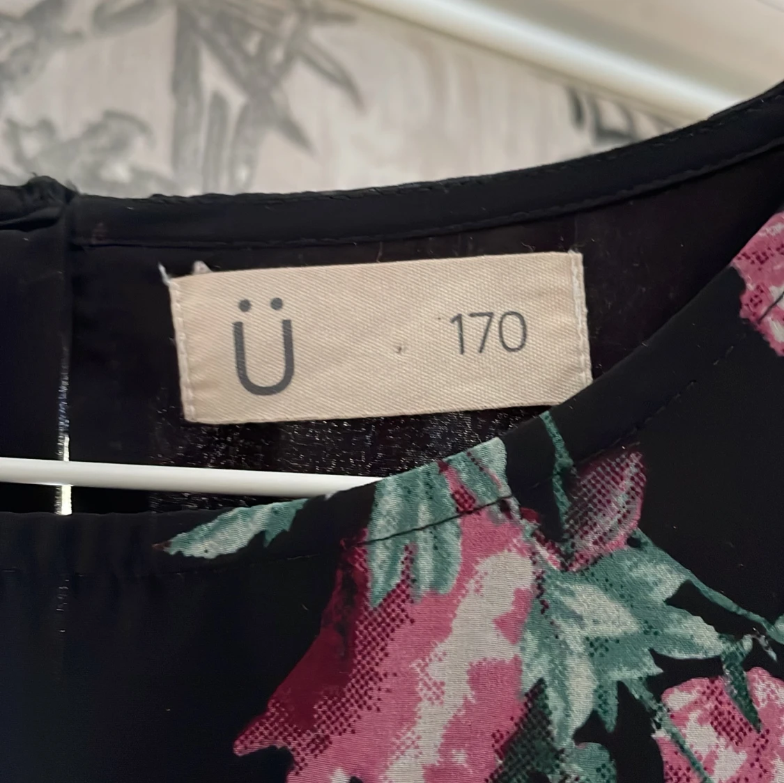 Svart blommig klänning från Ü - 1