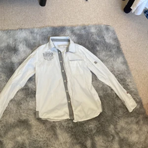 En soft vit skjorta från dolomite. Tar även emot byten - En riktigt soft skjorta från dolomite i mycket bra skick. Storlek M slim fit och sitter bra. Tar även emot byten!!