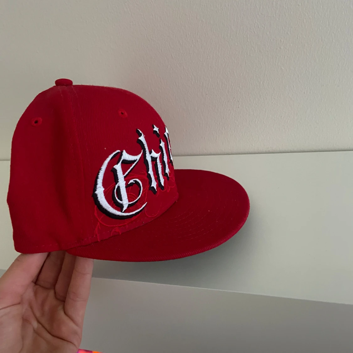 Röd keps med broderad text - 3