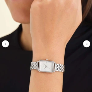 Silverfärgad klocka från Rosefield🩵 - Elegant klocka från Rosefield med en fyrkantig urtavla och silverfärgad länkarmband💞Nypris: 1446kr. Finns verktyg med och extra länkar som man fick med så det passar alla!😇🩷