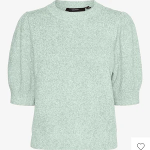 Ljusgrön stickad tröja från Vero Moda - Kan bytas mot nått 💓💓Säljer en ljusgrön stickad tröja från Vero Moda. Tröjan har korta puffärmar och en rund halsringning. Perfekt för en stilren och bekväm look. Passar bra till både jeans och kjol. 
