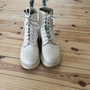 Dr Martens - Säljer min snygga vita Dr Martens. Sparsamt använda och i bra skick 💫