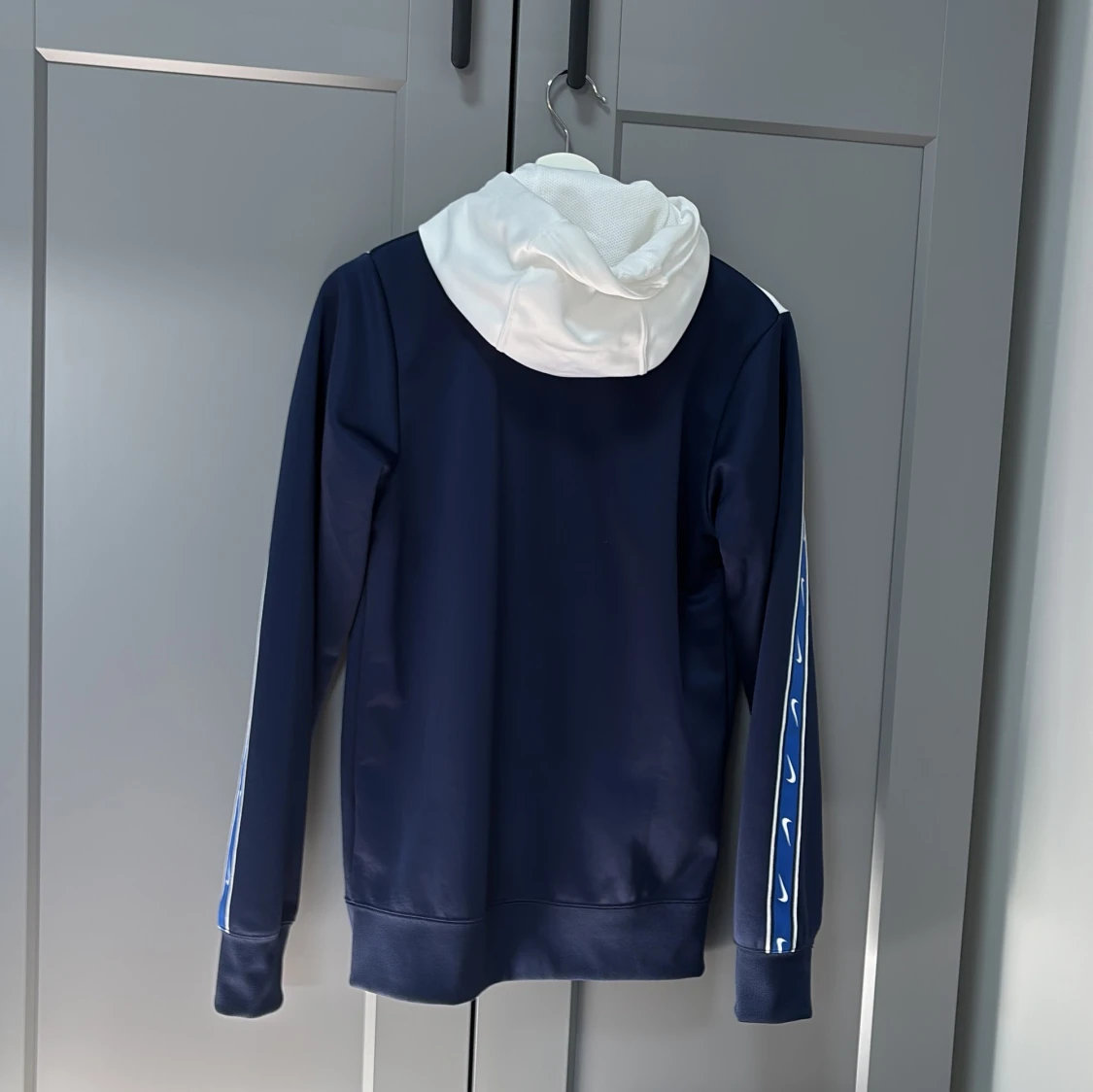 Blå och vit hoodie från Nike - 1