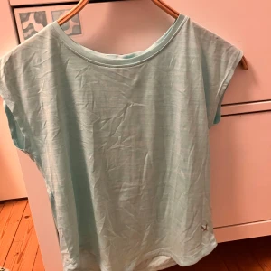 Ljusblå topp från SOC - Säljer en ljusblå topp från SOC. Den är ärmlös och har en rund halsringning. Toppen är tillverkad i ett mjukt och bekvämt material.