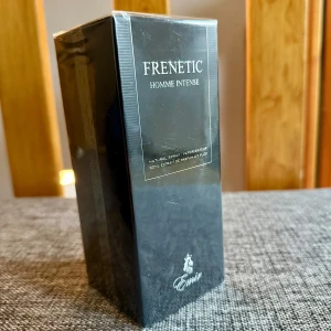 Frenetic Homme Intense Parfym - Säljer en elegant och intensiv herrparfym, Emir från Paris Corner. Förpackningen är stilrent svart med en lyxig känsla. Perfekt för den som söker en kraftfull och sofistikerad doft. Extrait de parfum koncentration. Dior Homme Intenses inspiration. 