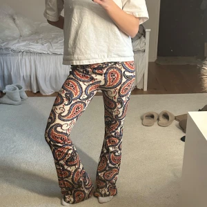 Coola byxor  - As snygga byxor med coolt mönster🧡🩷