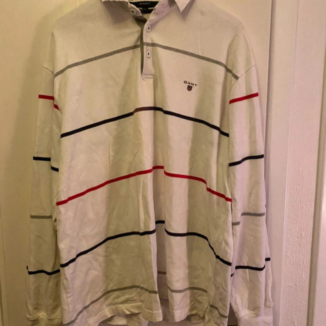 Vit randig pikétröja från GANT