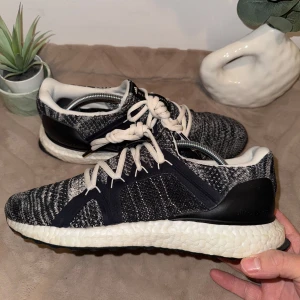 Adidas x Stella McCartney x UltraBoost Parley Oreo - Adidas x Stella McCartney x UltraBoost Parley Oreo  Size:40 Condition: Like new  All defects are Always shown in the pictures if there are any!! Questions? Feel free to ask!  Checkout my account for more shoes, you might find a gem you size‼️