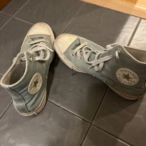 Silvriga Converse - Silvriga Converse som är sparsamt använda. 