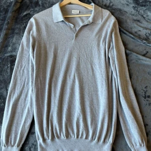 John Henric långärmad piké  - Långärmad piké från John Henric i mycket bra skick storlek L