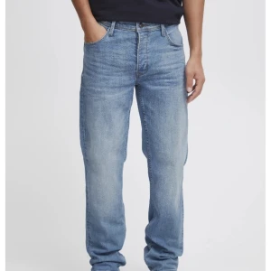 Blå jeansbyxor - Helt oanvända lapparna och allt är kvar ,  Blend rock jeans straight leg  - light blue  storlek Klassiska blå jeans med en straight passform och midwaist. Perfekta för en avslappnad stil med fem fickor och knappgylf. De har en lätt tvättad look som ger en cool vibe. 
