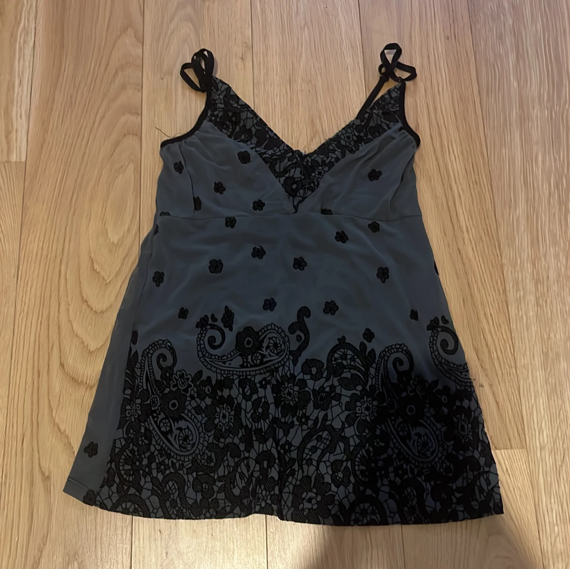 Svart och grå topp med spetsdetaljerstorlek XS