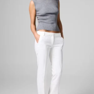 Vita kostymbyxor - Eleganta vita kostymbyxor med låg midja och rak passform. Perfekta för en stilren look. Byxorna har diskreta fickor och en smidig dragkedja framtill.