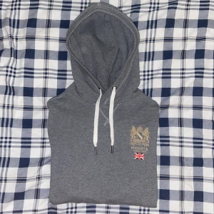 Morris Hoodie - Skick: 9.5/10, typ helt ny, inga defekter | Passar S men också XS, passar mig bra som är 170 men också länge o lite kortare | Pris kan diskuteras!