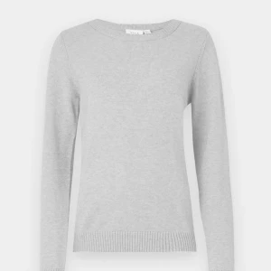 Grå stickad tröja  - Stickat tröja från VILA, använd  många gånger men fortfarande bra skick, säljer då den inte kommer till användning 