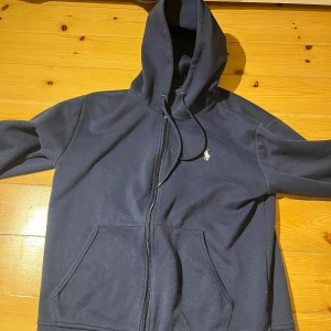 Mörkblå hoodie från Ralph Lauren - Använd tröja från Ralph lauren köpt här på plick. Hör av dig vid frågor 🙏(M passar som S)