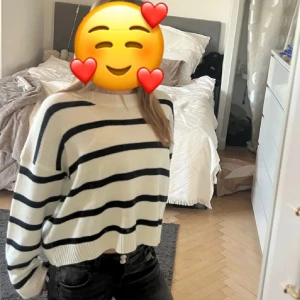 Randig stickad tröja - Säljer en mysig stickad tröja med svart och vit randigt mönster. Första bilden är på min kompis och den tog vi i sommars, men har inte fått tröjan såld ännu🥰