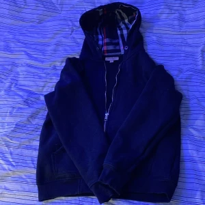 Burberry hoodie - Snygg burberry hoodie som jag inte använt särskilt många gånger, den har inga hål eller fläckar och den är köpt i deras egna butik. Perfekt för dig som vill ha en stilren hoodie som passar alla tillfällen! Priset går att diskuteras.