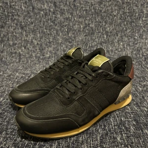 Valentino Rockrunners - Säljer ett par snygga rockrunners i stl 43 ! Skorna är i ett fint skick, utan några defekter ! Endast skorna medföljer vid köp ! Vid minsta lilla fundering är det bara att höra av sig ! DM vid intresse !