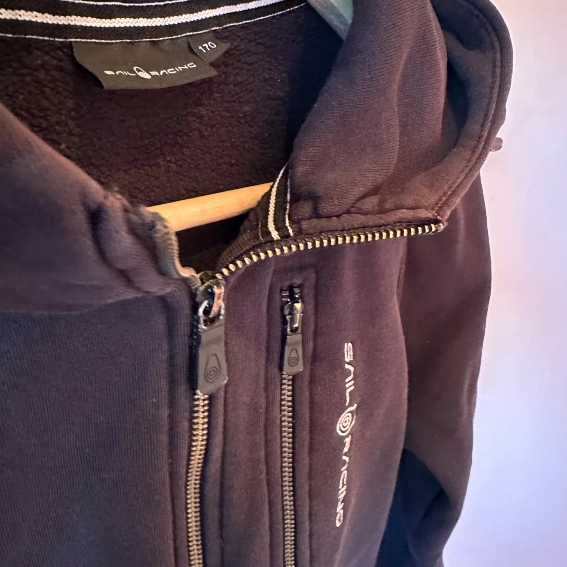 Svart hoodie från Sail Racing - 1