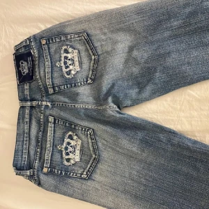 Victoria Beckham  - Jättefina lågmidjade bootcut jeans från Victoria Beckham, de är i storlek 31. Midjemått: 38cm inerbenslängd: 75cm🧚🏻‍♀️