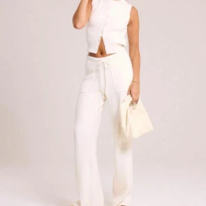 Helt ny Vit set - Snygg vit stickad väst med knappar framtill och byxor till. Säljs som set helt ny endast testad fel storlek på mig. Storlek S