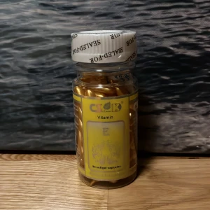 Vitamin E kapslar - Jag säljer en faska med 90 mjuka kapslar av Vitamin E från CSK. Kapslarna är för extern användning och kan appliceras direkt på huden. Perfekt för skönhetsvård och hudvård. Dom ger ett extremt glow som är perfekt innan smink eller efter hudvård. Dom är enkla och smidiga  att öppna. Serumet i är genomskinligt och åker snabbt in i huden och lägger sig som ett lager av glow💗