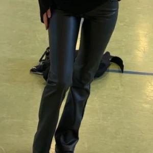 Svarta skinnbyxor - Skit snygga skinn byxor i nytt skick använd 2 gånger bara i storlek 34❤️