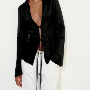 Zara tie front top - Svart superfin blus från Zara i storlek S som är helt slutsåld. Aldrig använt och med prislapp kvar! Skriv för fler bilder🥰