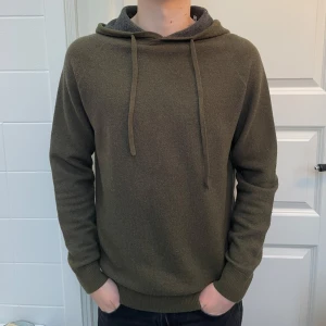 Aspesi Hoodie - Aspesi hoodie i mycket fint skick! Riktigt snygg och skön hoodie🙌 Pris: 899 kr (Nypris: Ca 2000 - 3000 kr) - Storlek 48 IT (Fits: S/M) - Modellen är 174 cm och väger 64 cm 