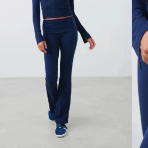 Yoga pants - Mörkblå yoga pants från Gina tricot i str S. Bara testade så utmärkt skick💕Så fina!!!!!